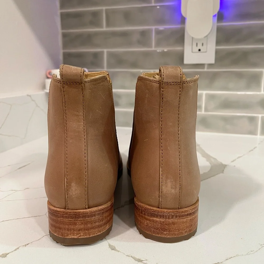 Nisolo Eva Everyday Chelsea Boot. Women’s size 8. Color Beige - Picture 6 of 9